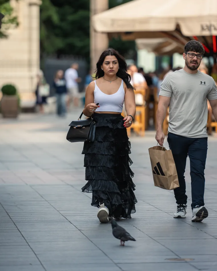 Djevojka u ljetnoj suknjici pokazala duge noge: Samouvjereno prošetala špicom