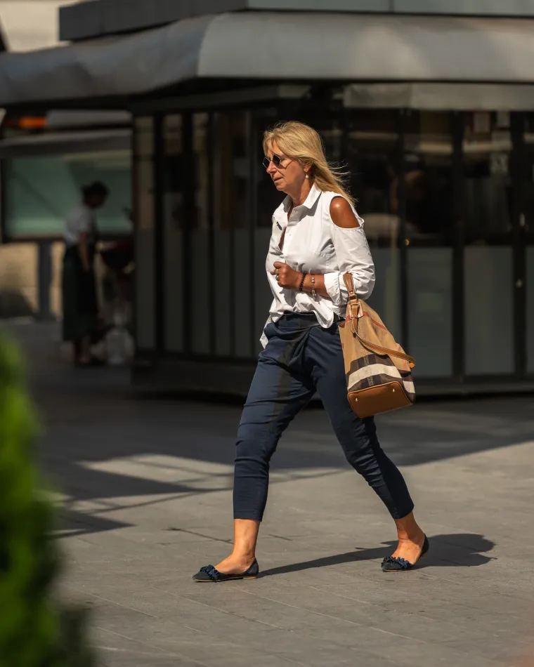 Djevojka u ljetnoj suknjici pokazala duge noge: Samouvjereno prošetala špicom