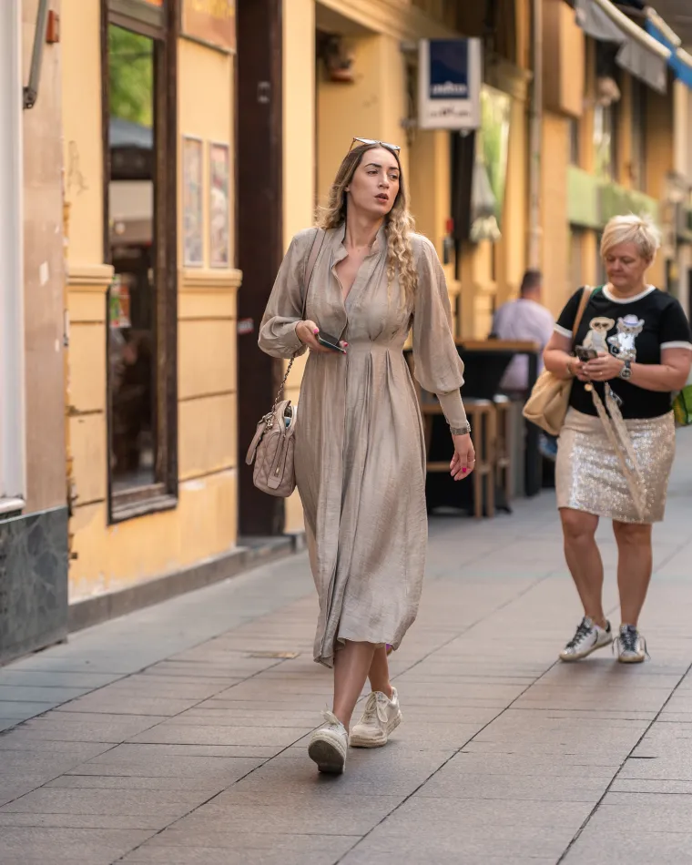 Djevojka u ljetnoj suknjici pokazala duge noge: Samouvjereno prošetala špicom