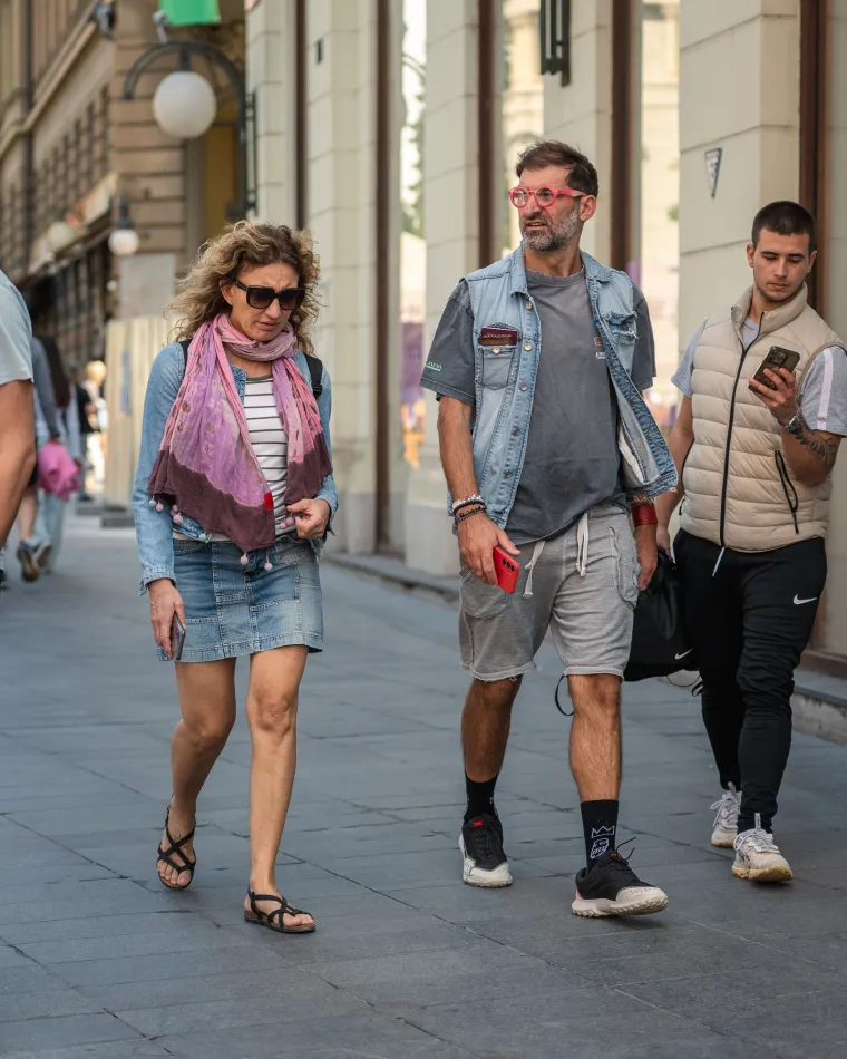 Djevojka u ljetnoj suknjici pokazala duge noge: Samouvjereno prošetala špicom