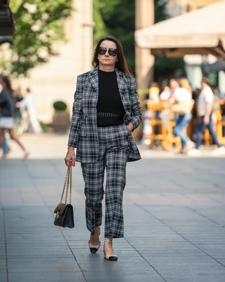 Djevojka u ljetnoj suknjici pokazala duge noge: Samouvjereno prošetala špicom