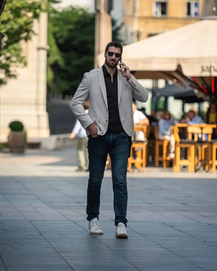 Djevojka u ljetnoj suknjici pokazala duge noge: Samouvjereno prošetala špicom