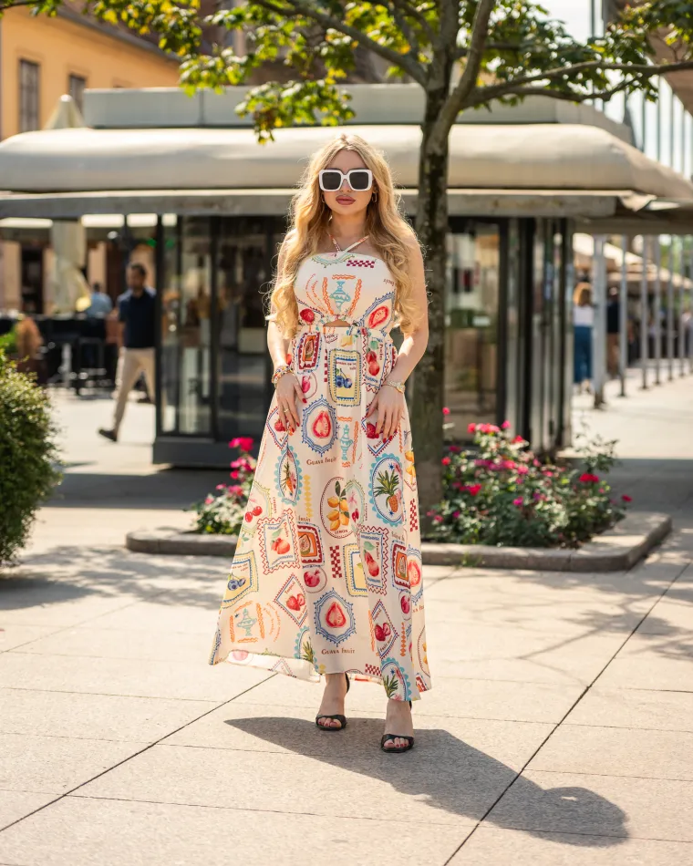 Djevojka u ljetnoj suknjici pokazala duge noge: Samouvjereno prošetala špicom