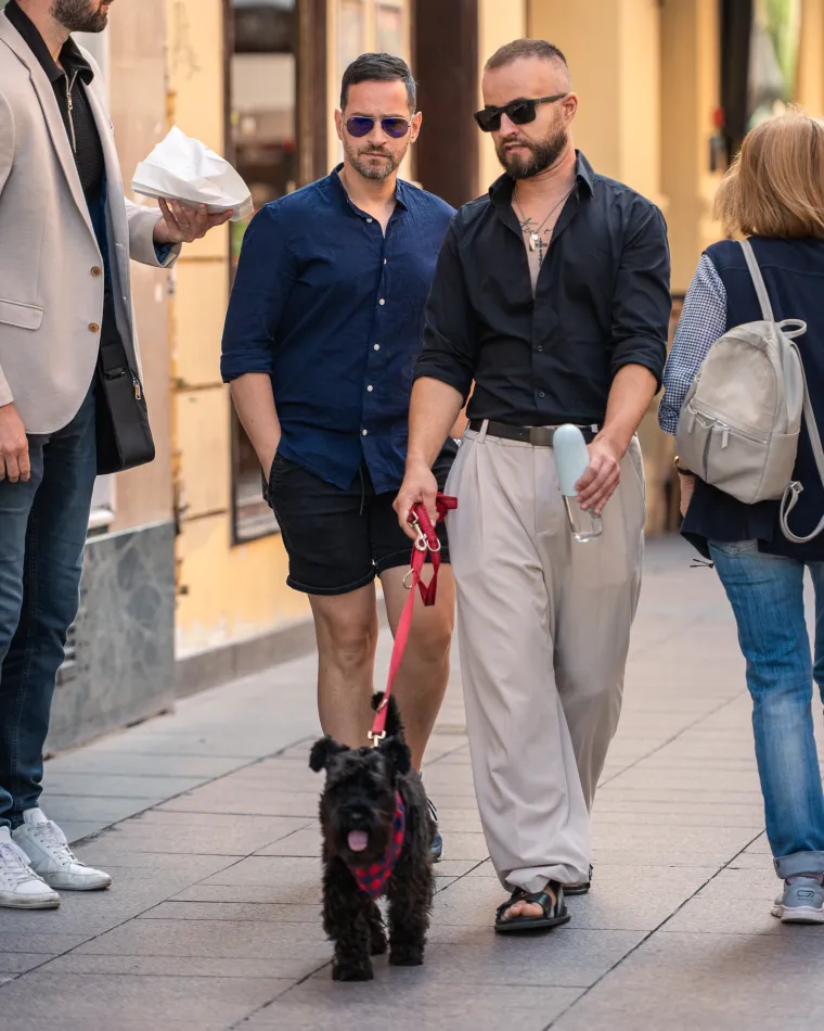 Djevojka u ljetnoj suknjici pokazala duge noge: Samouvjereno prošetala špicom