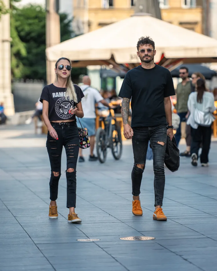 Djevojka u ljetnoj suknjici pokazala duge noge: Samouvjereno prošetala špicom