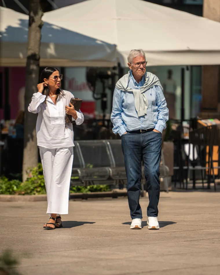 Djevojka u ljetnoj suknjici pokazala duge noge: Samouvjereno prošetala špicom