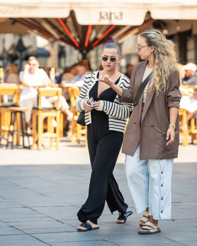 Djevojka u ljetnoj suknjici pokazala duge noge: Samouvjereno pro&scaron;etala &scaron;picom