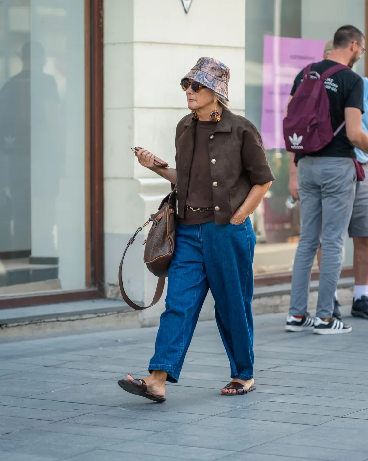 Djevojka u ljetnoj suknjici pokazala duge noge: Samouvjereno pro&scaron;etala &scaron;picom