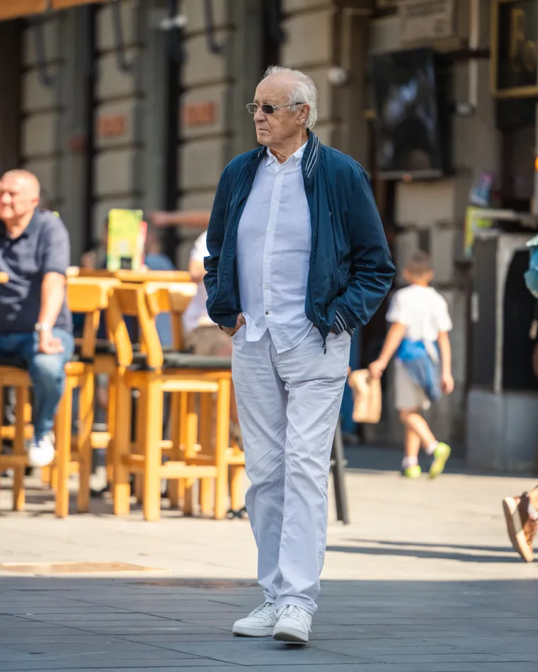 Djevojka u ljetnoj suknjici pokazala duge noge: Samouvjereno pro&scaron;etala &scaron;picom