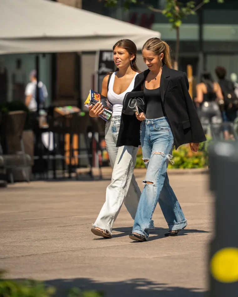 Djevojka u ljetnoj suknjici pokazala duge noge: Samouvjereno pro&scaron;etala &scaron;picom