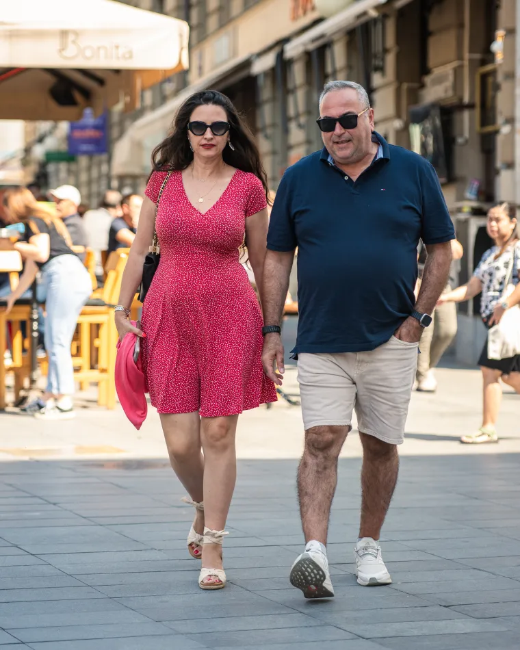 Djevojka u ljetnoj suknjici pokazala duge noge: Samouvjereno pro&scaron;etala &scaron;picom