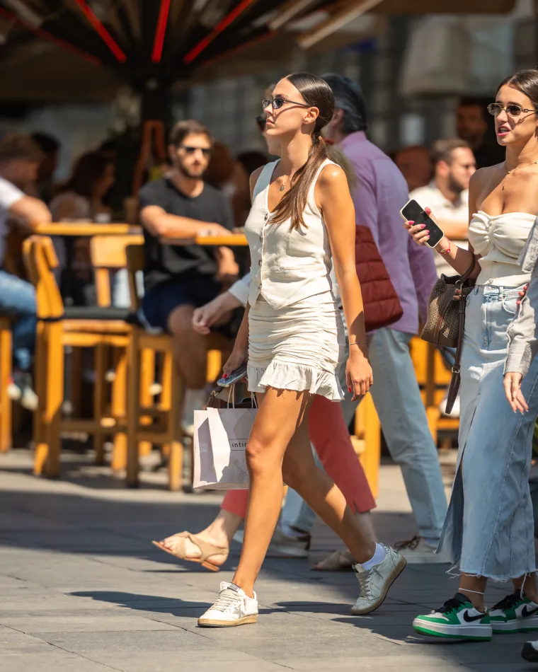 Djevojka u ljetnoj suknjici pokazala duge noge: Samouvjereno prošetala špicom