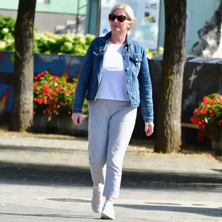 Izdominirali &scaron;picom: Mladić u roza čarapama koje upadaju u oči, a dama u ležernoj haljini