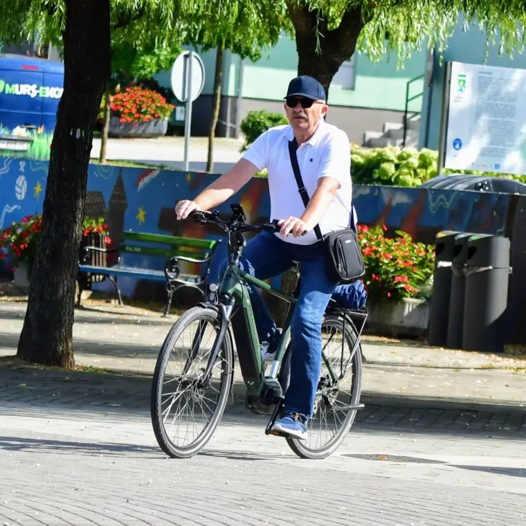 Izdominirali &scaron;picom: Mladić u roza čarapama koje upadaju u oči, a dama u ležernoj haljini