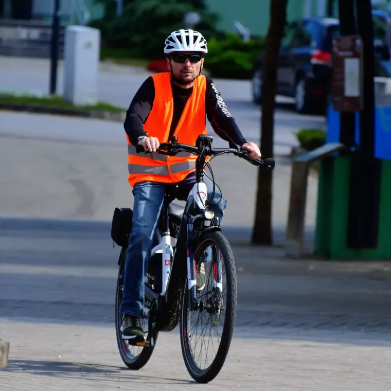 Izdominirali &scaron;picom: Mladić u roza čarapama koje upadaju u oči, a dama u ležernoj haljini