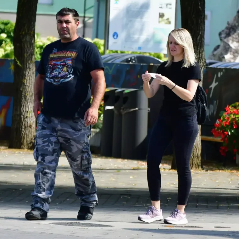 Izdominirali &scaron;picom: Mladić u roza čarapama koje upadaju u oči, a dama u ležernoj haljini