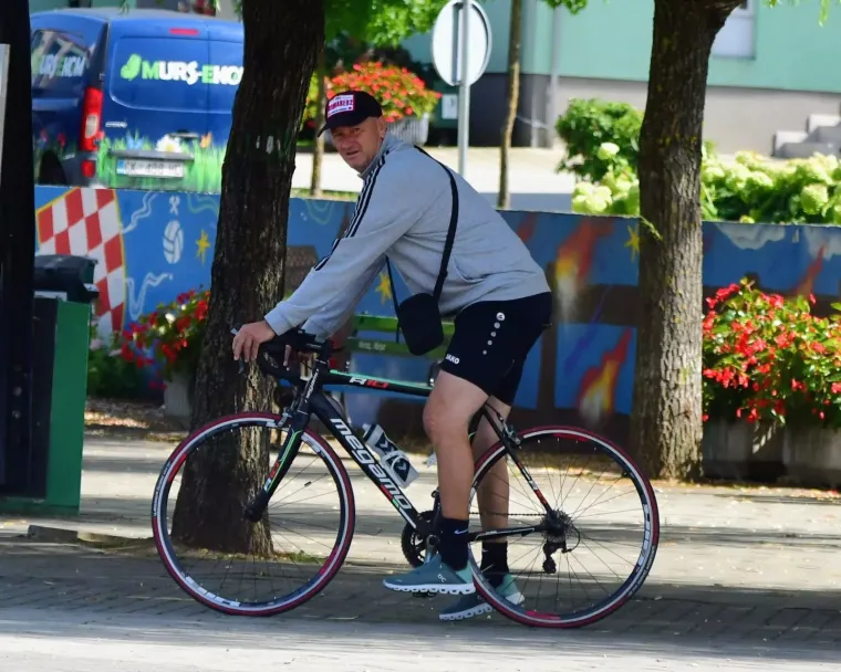 Izdominirali &scaron;picom: Mladić u roza čarapama koje upadaju u oči, a dama u ležernoj haljini