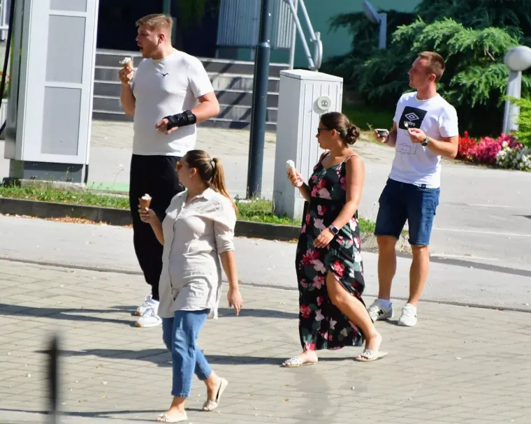 Izdominirali &scaron;picom: Mladić u roza čarapama koje upadaju u oči, a dama u ležernoj haljini