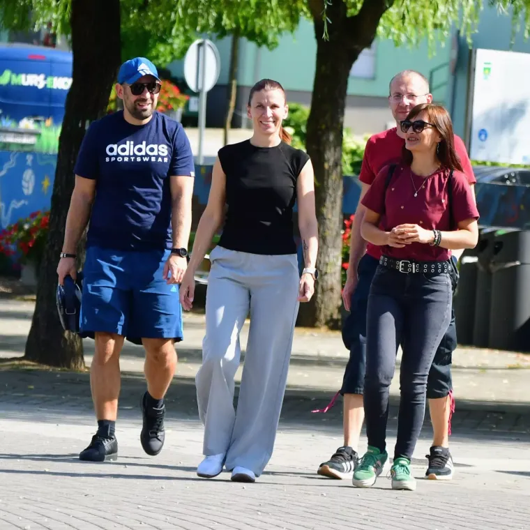 Izdominirali &scaron;picom: Mladić u roza čarapama koje upadaju u oči, a dama u ležernoj haljini