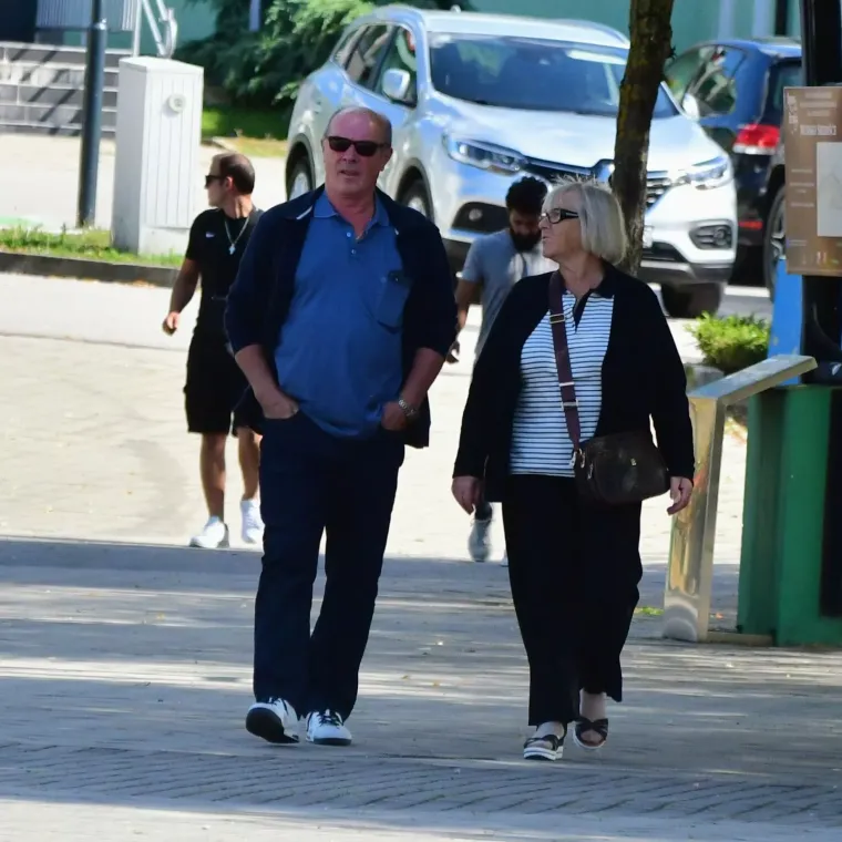 Izdominirali &scaron;picom: Mladić u roza čarapama koje upadaju u oči, a dama u ležernoj haljini