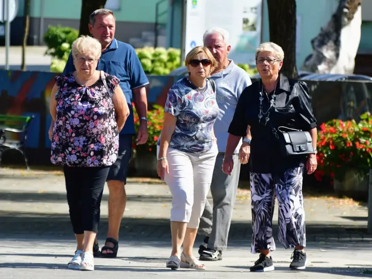Izdominirali &scaron;picom: Mladić u roza čarapama koje upadaju u oči, a dama u ležernoj haljini