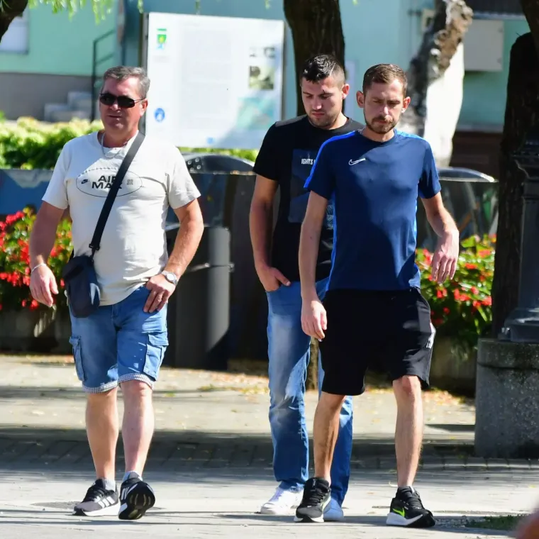 Izdominirali &scaron;picom: Mladić u roza čarapama koje upadaju u oči, a dama u ležernoj haljini