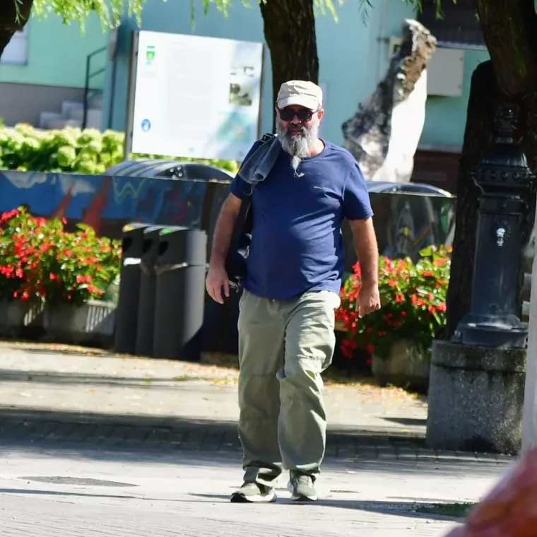 Izdominirali &scaron;picom: Mladić u roza čarapama koje upadaju u oči, a dama u ležernoj haljini