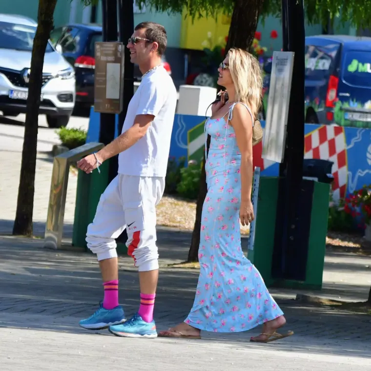 Izdominirali &scaron;picom: Mladić u roza čarapama koje upadaju u oči, a dama u ležernoj haljini