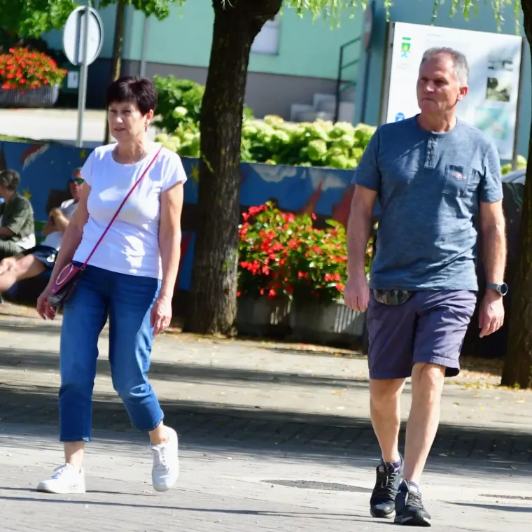 Izdominirali &scaron;picom: Mladić u roza čarapama koje upadaju u oči, a dama u ležernoj haljini