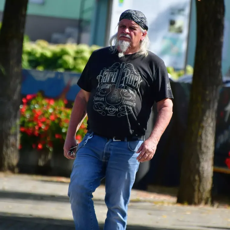 Izdominirali &scaron;picom: Mladić u roza čarapama koje upadaju u oči, a dama u ležernoj haljini