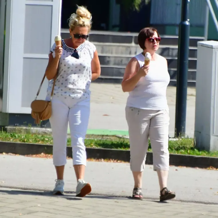 Izdominirali &scaron;picom: Mladić u roza čarapama koje upadaju u oči, a dama u ležernoj haljini