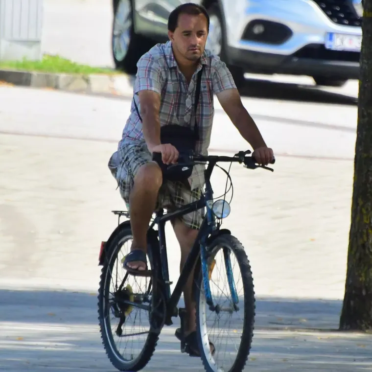 Izdominirali &scaron;picom: Mladić u roza čarapama koje upadaju u oči, a dama u ležernoj haljini