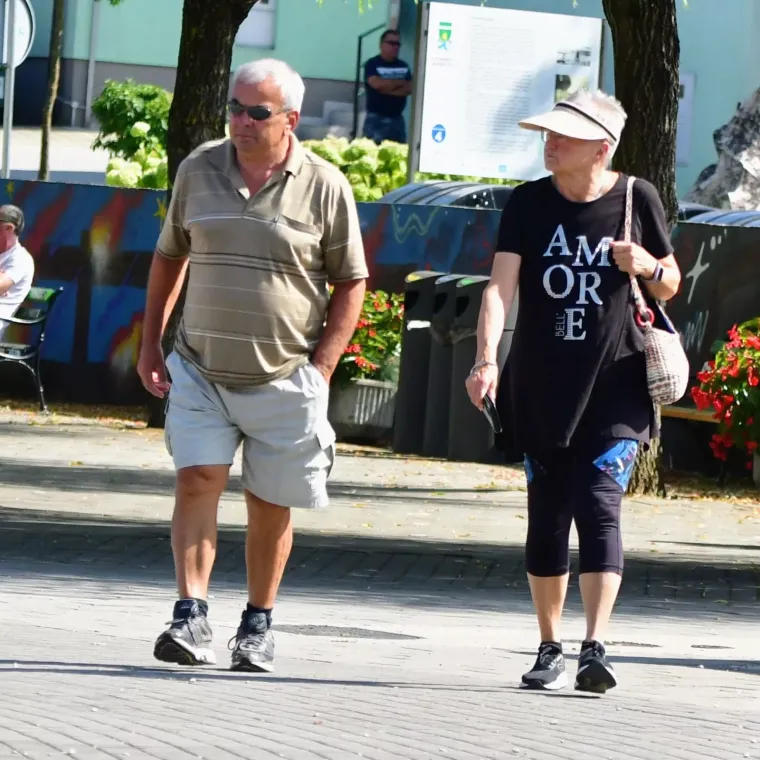 Izdominirali &scaron;picom: Mladić u roza čarapama koje upadaju u oči, a dama u ležernoj haljini