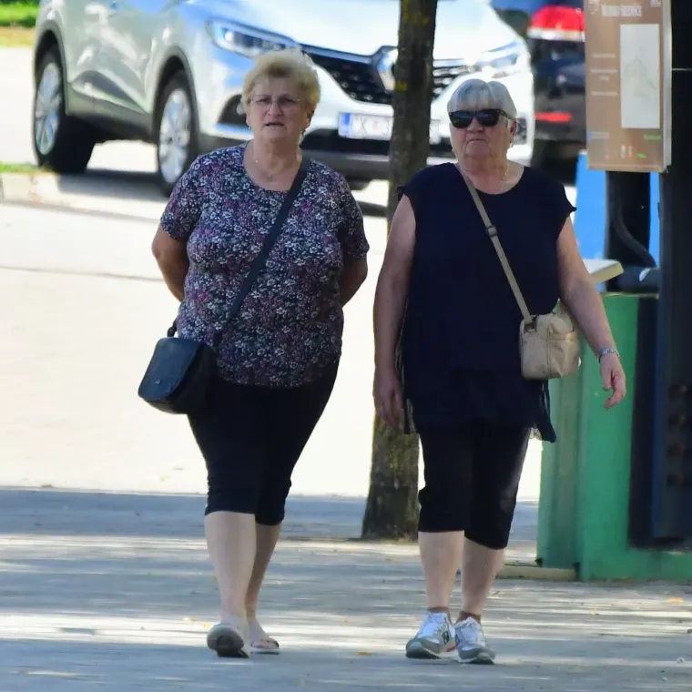 Izdominirali &scaron;picom: Mladić u roza čarapama koje upadaju u oči, a dama u ležernoj haljini