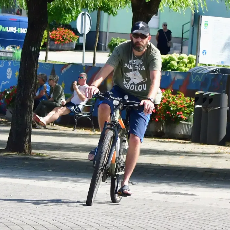 Izdominirali &scaron;picom: Mladić u roza čarapama koje upadaju u oči, a dama u ležernoj haljini