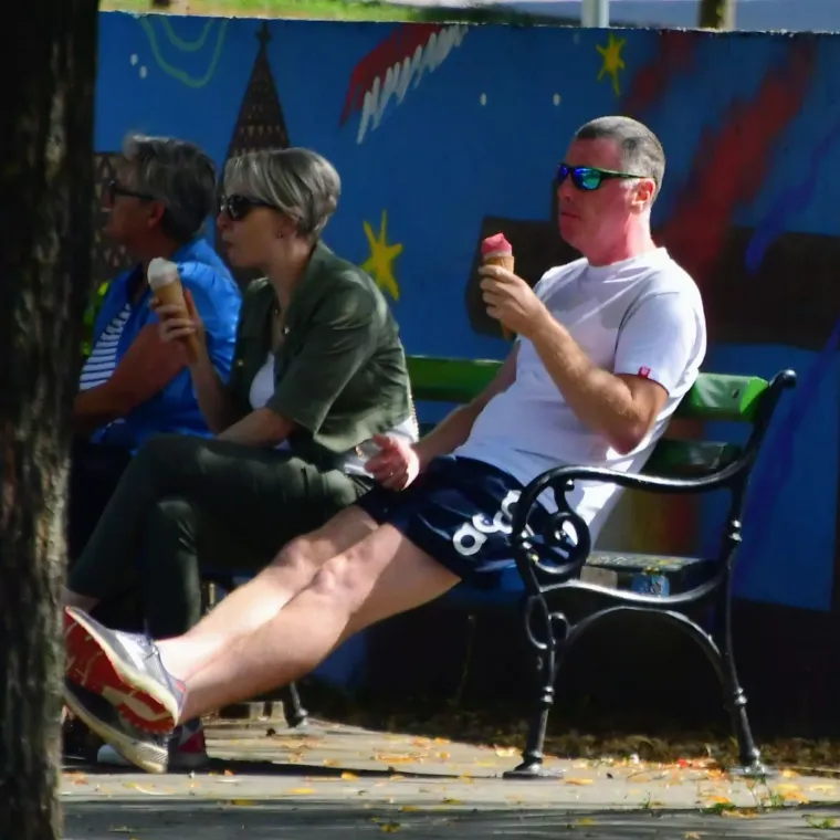 Izdominirali &scaron;picom: Mladić u roza čarapama koje upadaju u oči, a dama u ležernoj haljini