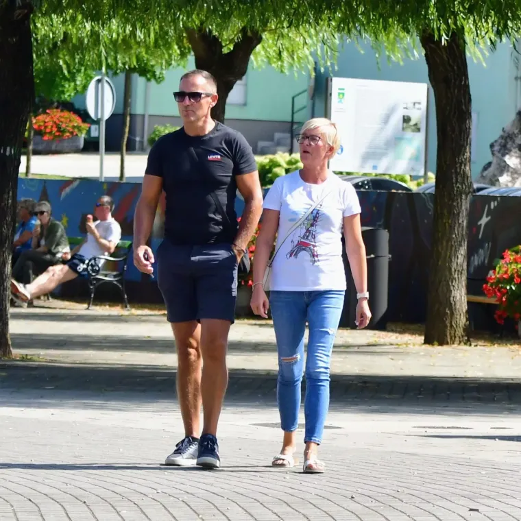 Izdominirali &scaron;picom: Mladić u roza čarapama koje upadaju u oči, a dama u ležernoj haljini