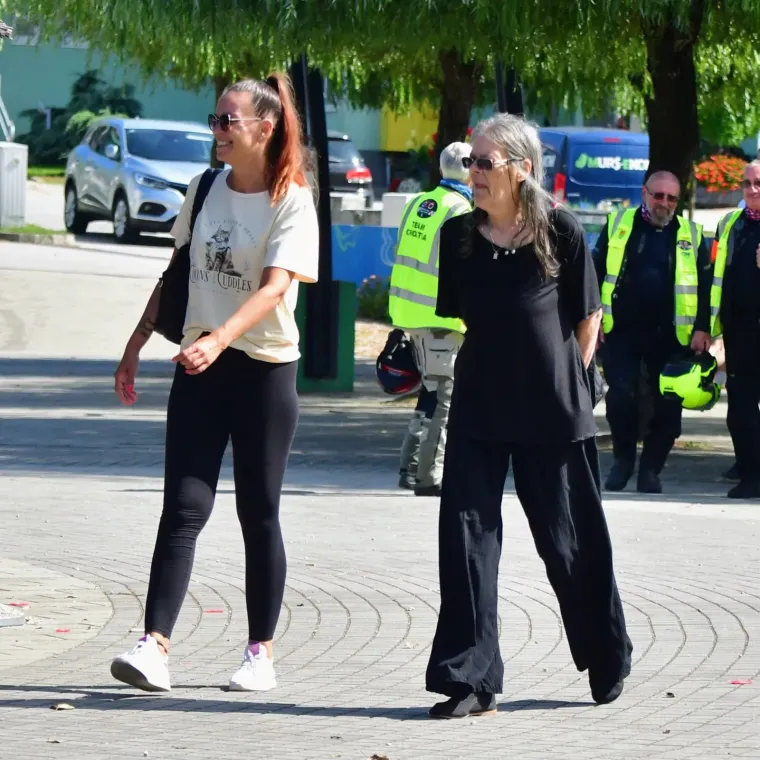 Izdominirali &scaron;picom: Mladić u roza čarapama koje upadaju u oči, a dama u ležernoj haljini