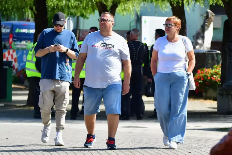 Izdominirali &scaron;picom: Mladić u roza čarapama koje upadaju u oči, a dama u ležernoj haljini