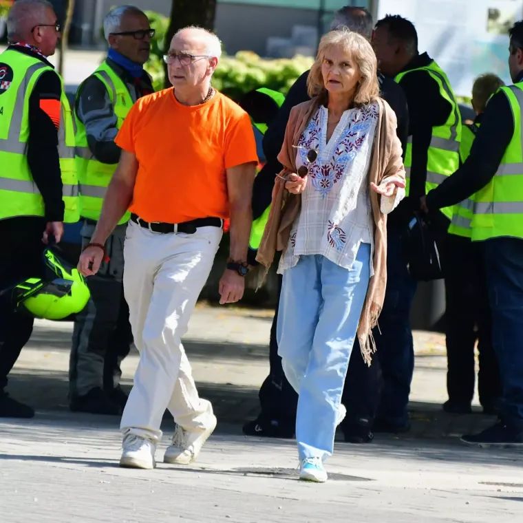 Izdominirali &scaron;picom: Mladić u roza čarapama koje upadaju u oči, a dama u ležernoj haljini