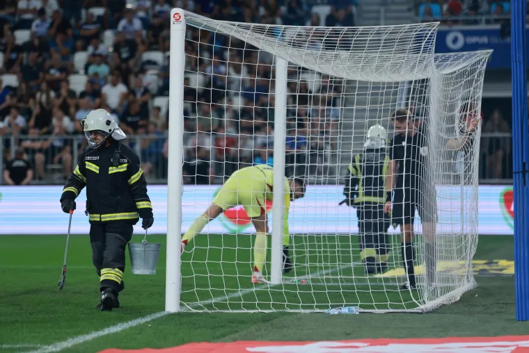 Suluda energija na Opus Areni: Pogledajte borbu protiv žohara i paljenje mreže na golu