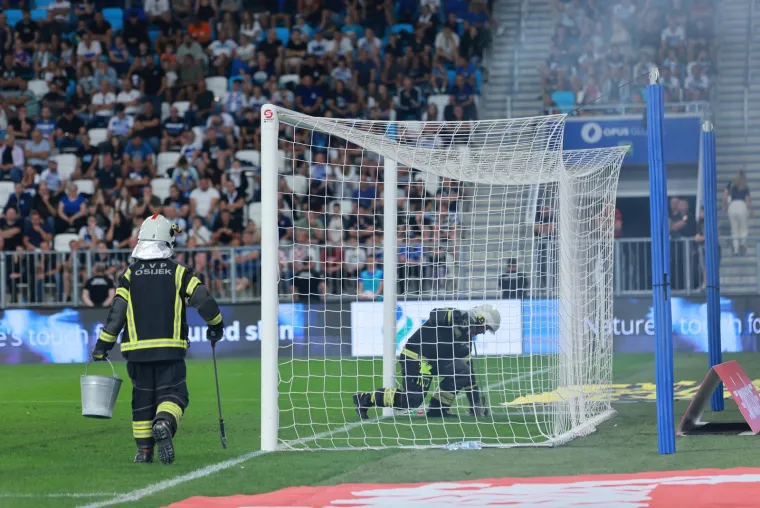 Suluda energija na Opus Areni: Pogledajte borbu protiv žohara i paljenje mreže na golu