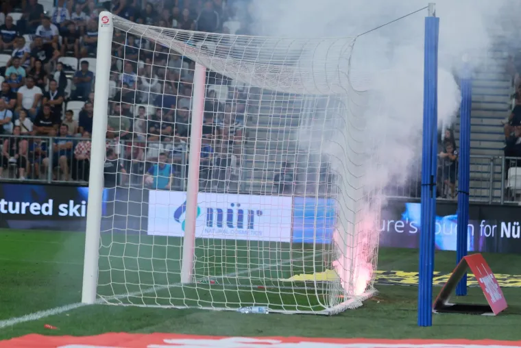 Suluda energija na Opus Areni: Pogledajte borbu protiv žohara i paljenje mreže na golu