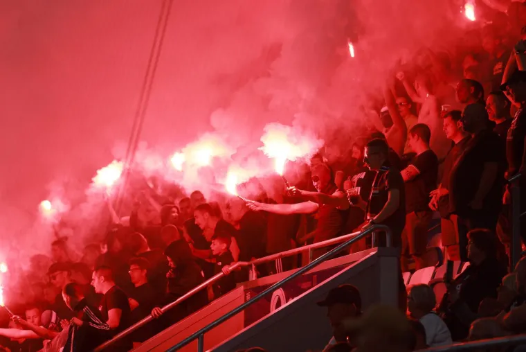 Suluda energija na Opus Areni: Pogledajte borbu protiv žohara i paljenje mreže na golu