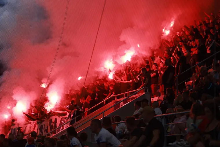 Suluda energija na Opus Areni: Pogledajte borbu protiv žohara i paljenje mreže na golu