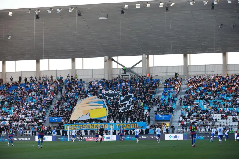 Suluda energija na Opus Areni: Pogledajte borbu protiv žohara i paljenje mreže na golu