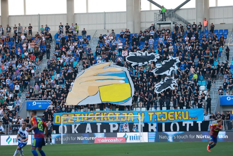 Suluda energija na Opus Areni: Pogledajte borbu protiv žohara i paljenje mreže na golu