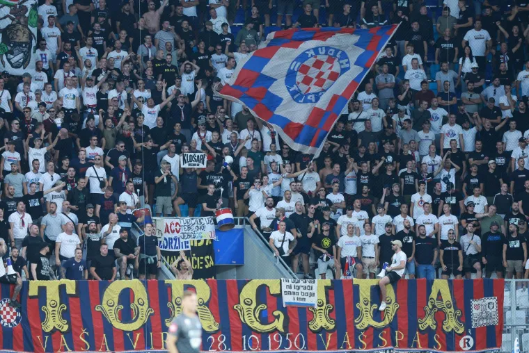 Suluda energija na Opus Areni: Pogledajte borbu protiv žohara i paljenje mreže na golu