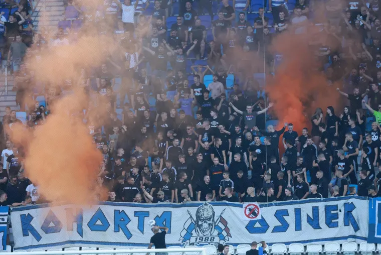 Suluda energija na Opus Areni: Pogledajte borbu protiv žohara i paljenje mreže na golu