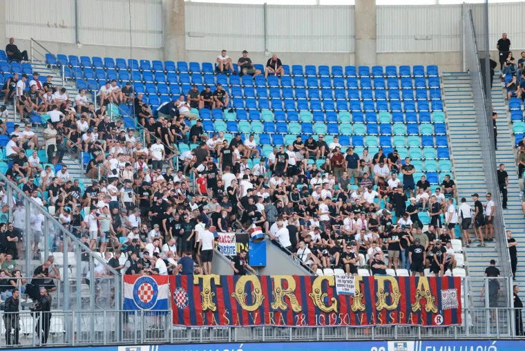 Suluda energija na Opus Areni: Pogledajte borbu protiv žohara i paljenje mreže na golu